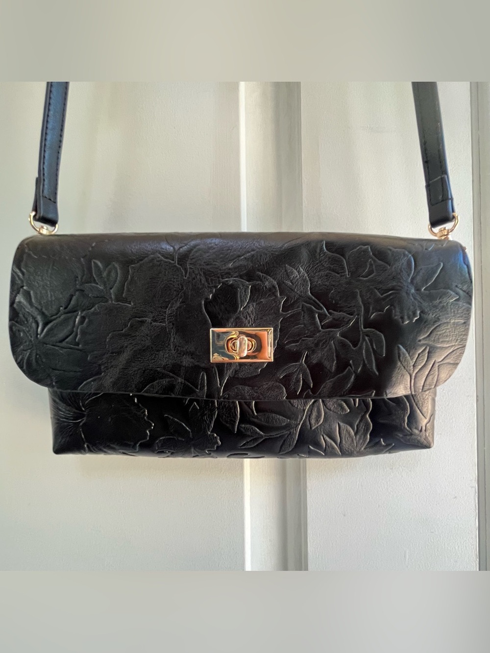 Mellow World "Sarita"
Embossed Floral Crossbody Bag